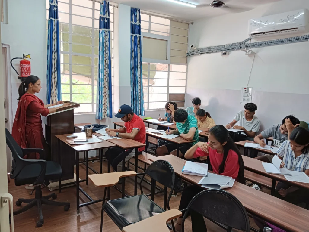 Maths coaching in Chandigarh with an active classroom session where students practice problem-solving under expert faculty guidance, focusing on CUET and Applied Maths exam preparation.
